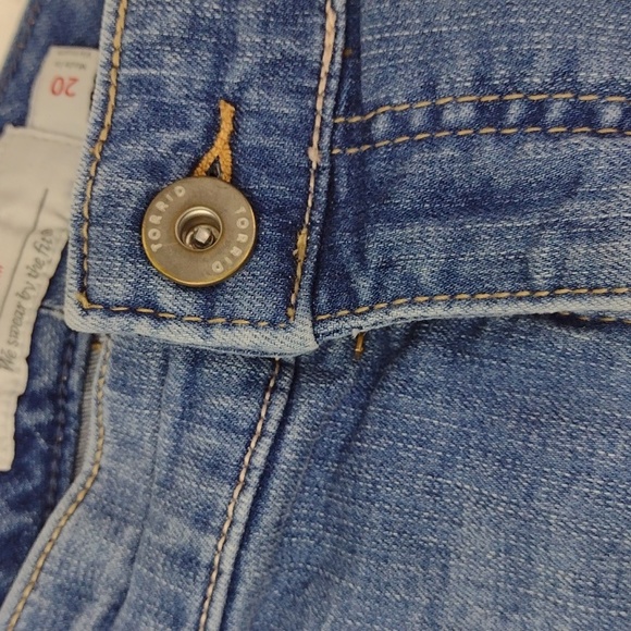 Torrid Embroidered Strategically Faded Cut Off Jean Perfect Summer Shorts EUC - Picture 9 of 13